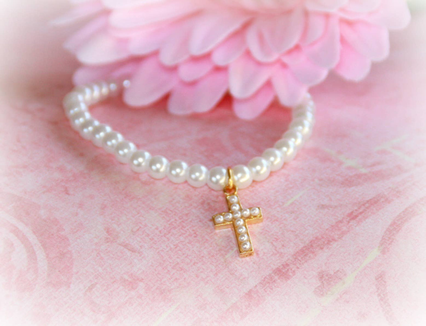 Collectables America: Girl Classic Gold Cross Pearl 6" Bracelet